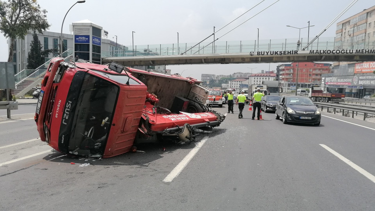 Kocaeli’de otomobile vinç çarptı