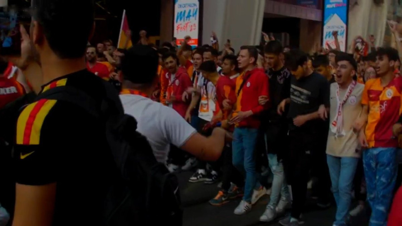 Galatasaray taraftarından İstiklal Caddesi'nde mülteci protestosu. Taksim'i inlettiler