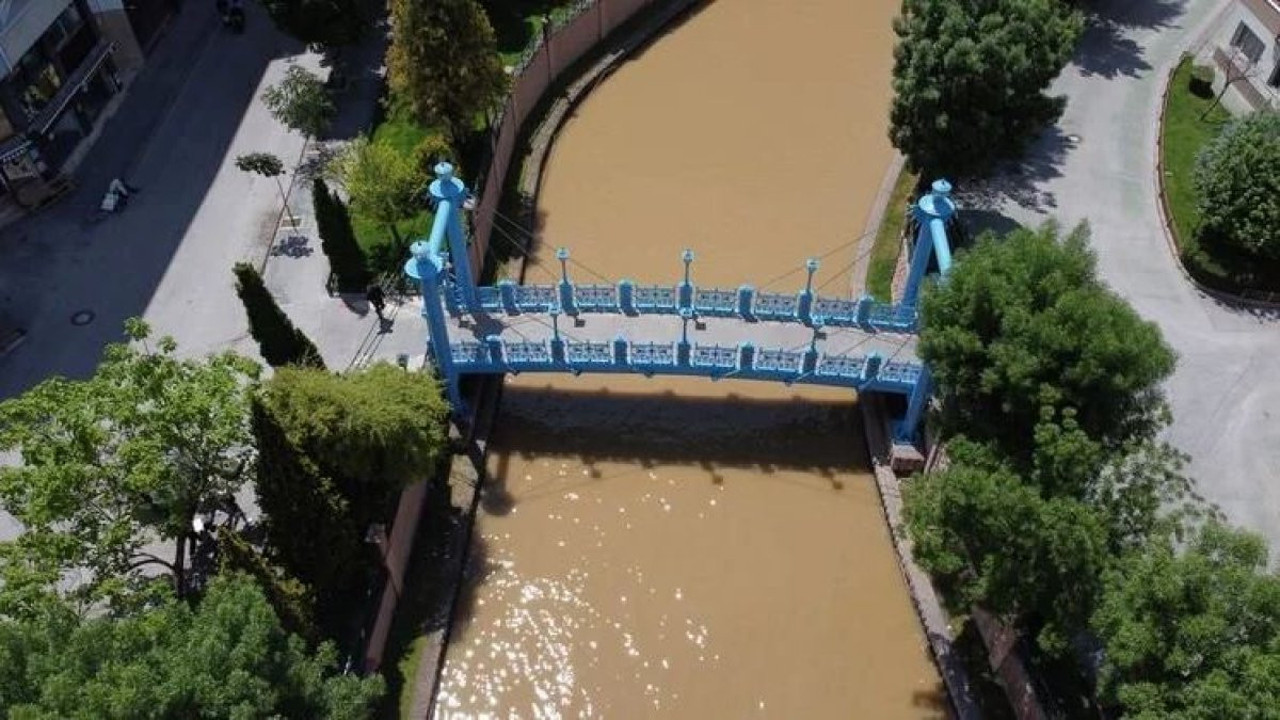 Görenler şaşkına döndü! Porsuk Çayı'nın rengi değişti