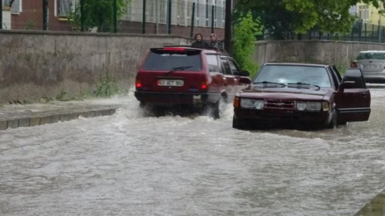 Kütahya kuvvetli yağışa teslim oldu