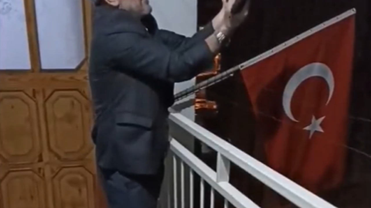 Bu amcanın silahının ruhsatı var mı? Evinden balkon konuşması yapan amca 4 silahı ile terör estirdi