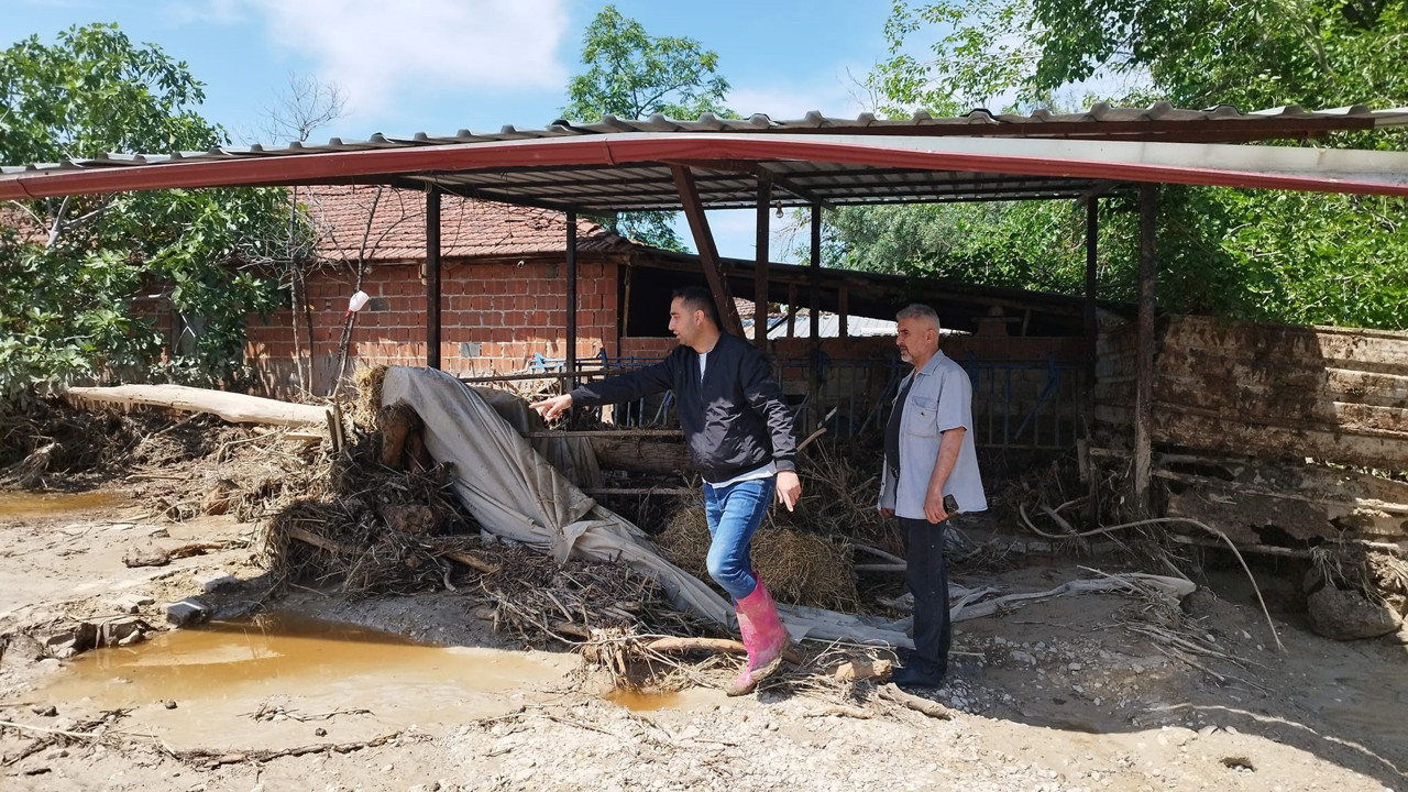 Sel suları sürükledi. Çiftçi hüngür hüngür ağladı