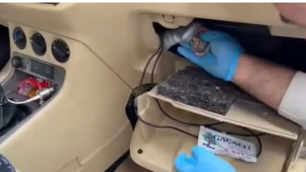 Otomobilin her yerinden uyuşturucu çıktı