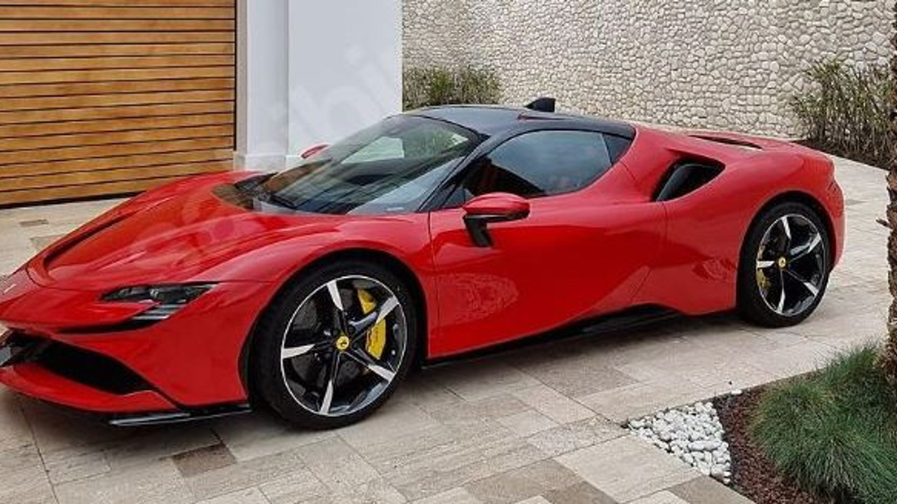 AKP'liden satılık Ferrari. Vergi kurnazlığıyla Ferrari'yi çok ucuza almıştı