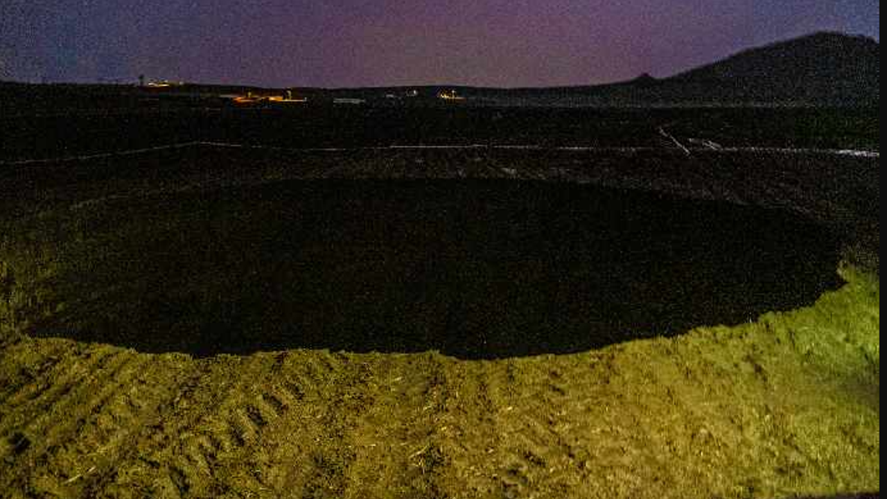 Tarlanın ortasında 25 metre çapında obruk oluştu. Görenler gözlerine inanamadı