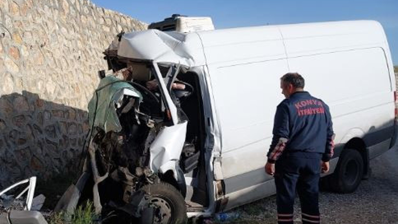 Minibüs alt geçide düştü: 1 ölü