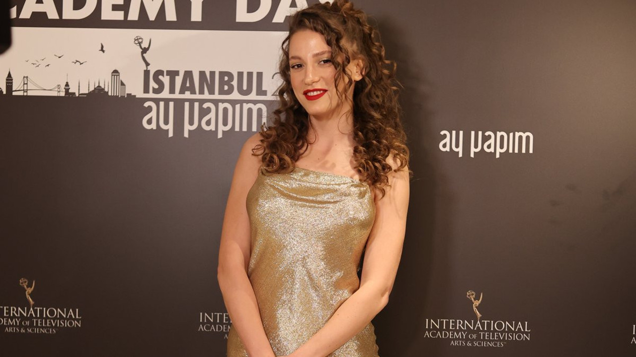Serenay Sarıkaya'nın elbisesi ve saçları olay oldu