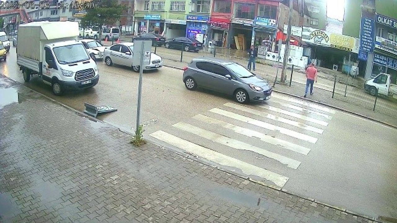 Yayaya yol veren otomobile çarptı