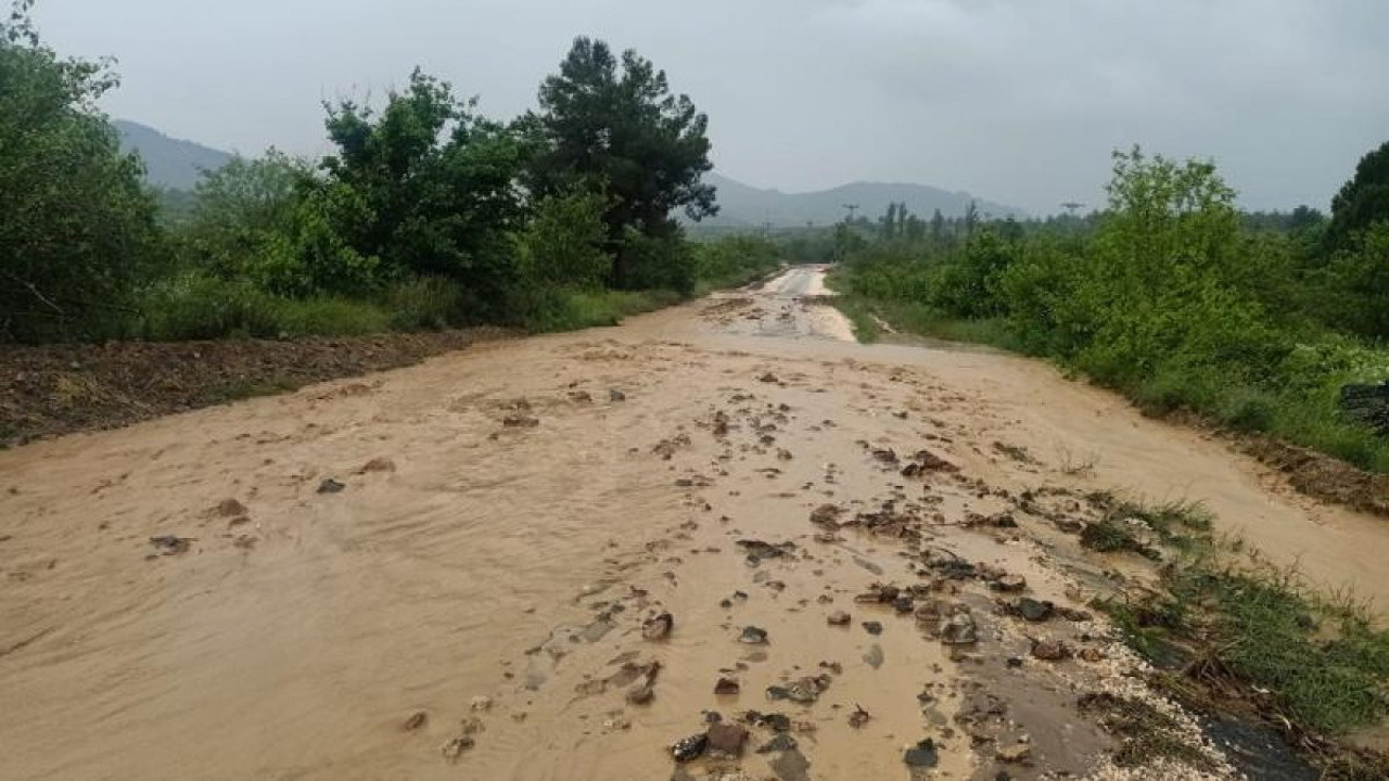 Bilecik'te tarım arazileri ve yollar zarar gördü