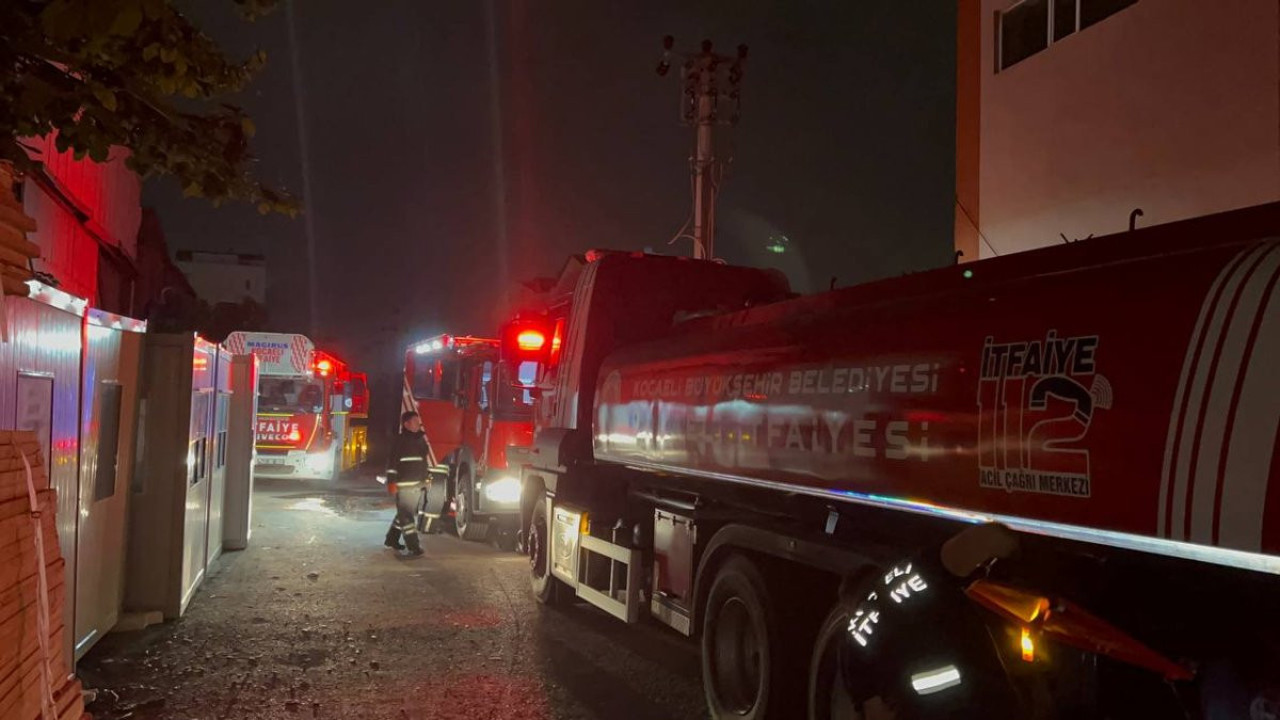 Kocaelide fabrika deposunda çıkan yangın çıktı
