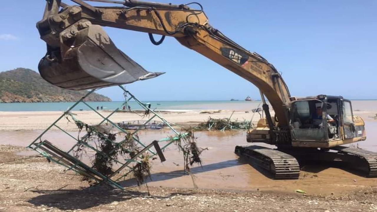 Antalya'da sağanak sele dönüştü: Çardaklar yıkıldı, araçlar sürüklendi