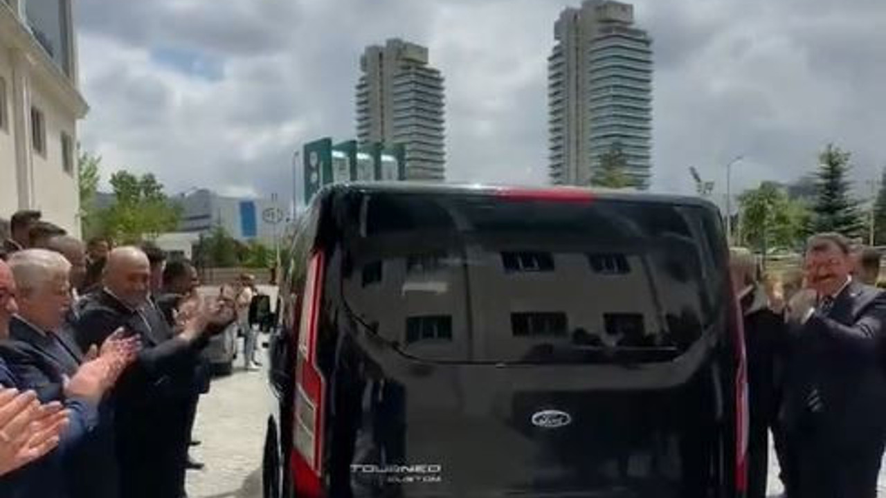 Seçimlerde Togg'dan inmeyen Mustafa Varank devir teslim sonrası Ford marka aracıyla bakanlıktan ayrıldı