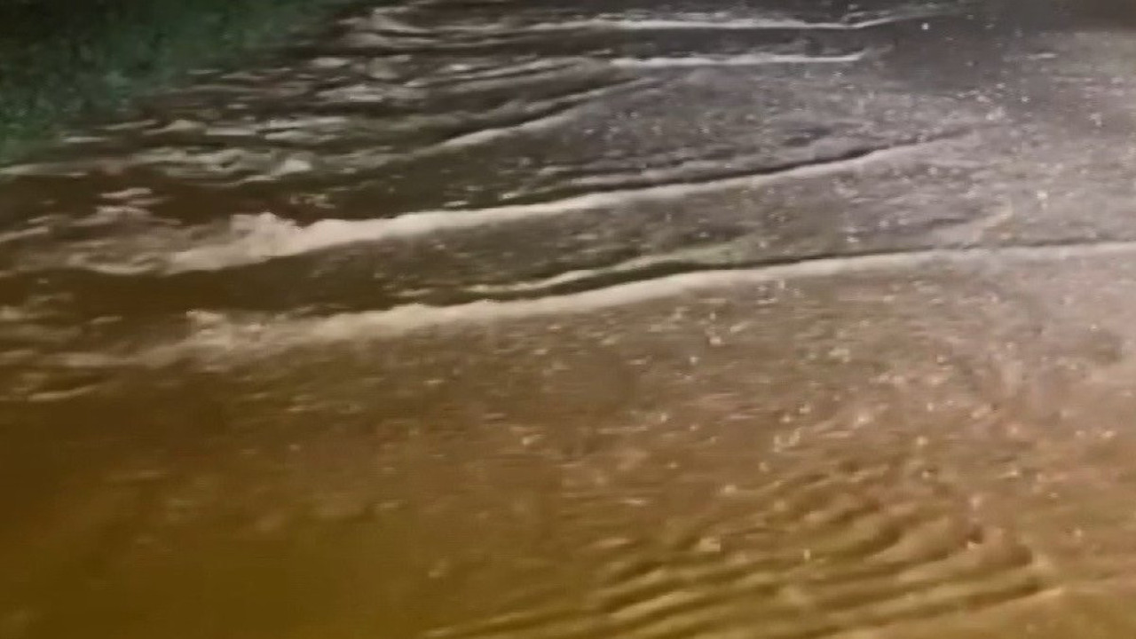 Kuvvetli sağanak bazı köy yollarına ulaşımı kapattı