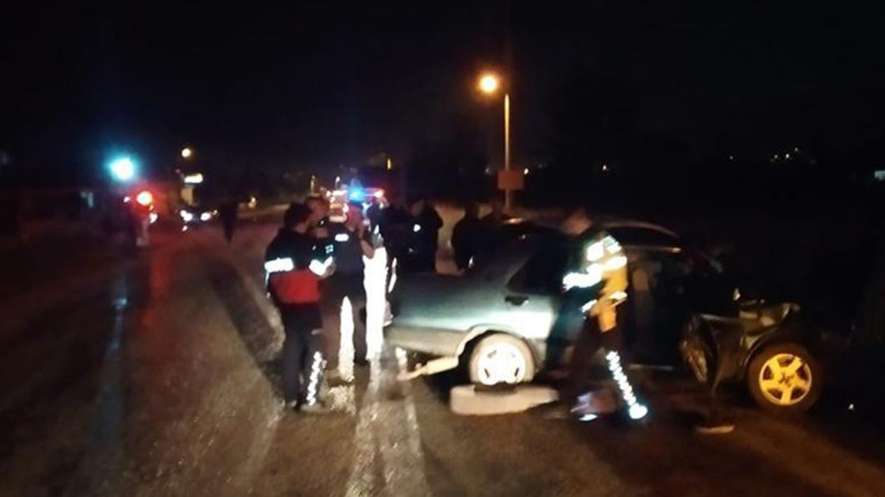 Burdur’da iki otomobil kafa kafaya çarpıştı: 1 ölü, 4 yaralı