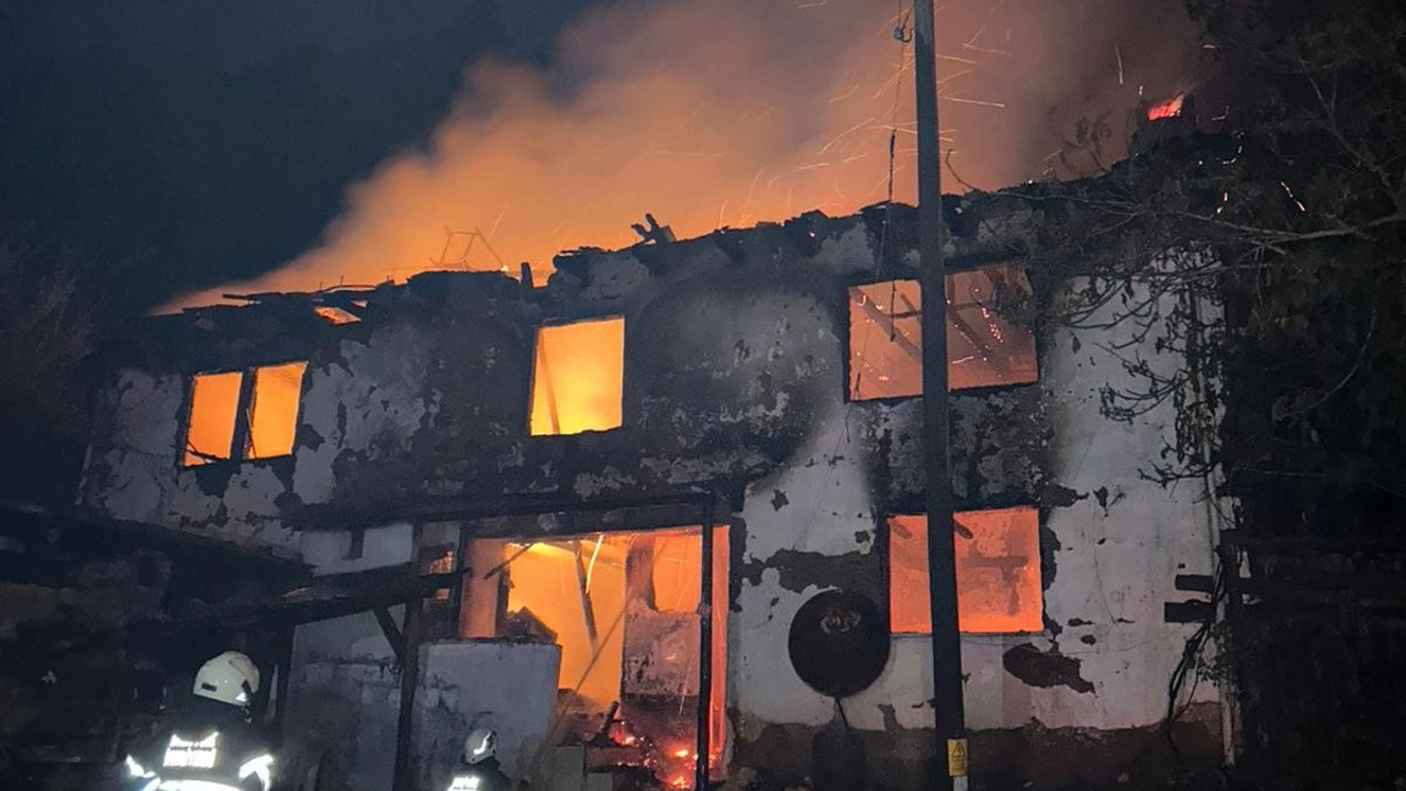 Yangın ahşap evi kullanılamaz hale getirdi