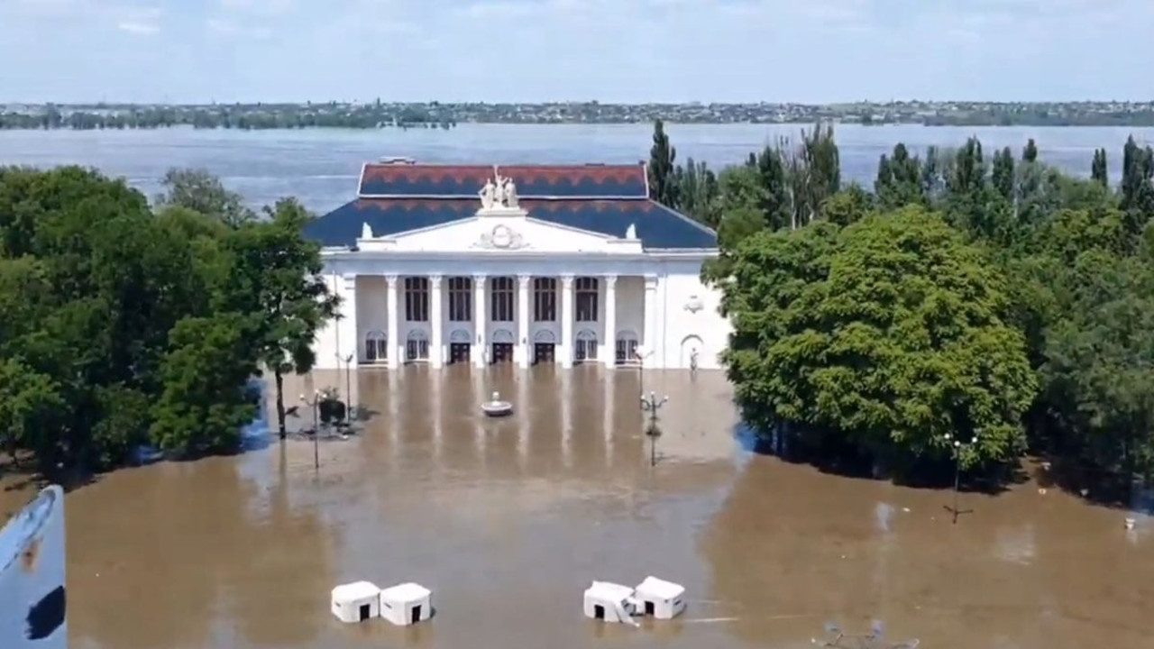 HES bombalanınca Yeni Kahovka şehri sular altında kaldı