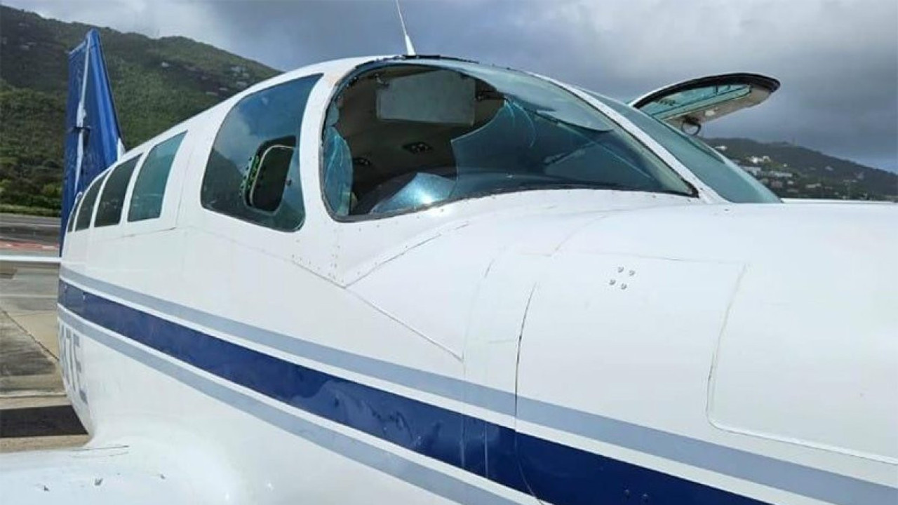 Kuşun çarptığı uçağın kokpit camı tuzla buz oldu