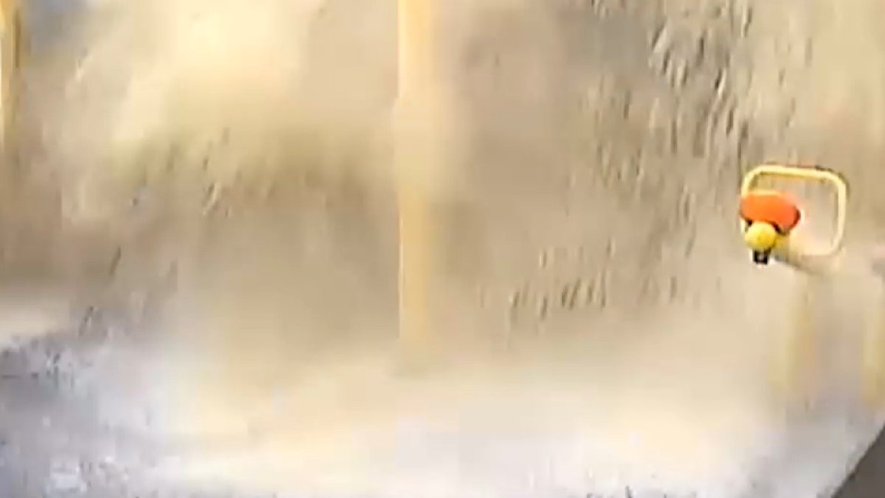 Sel suları çocuk parkını yuttu