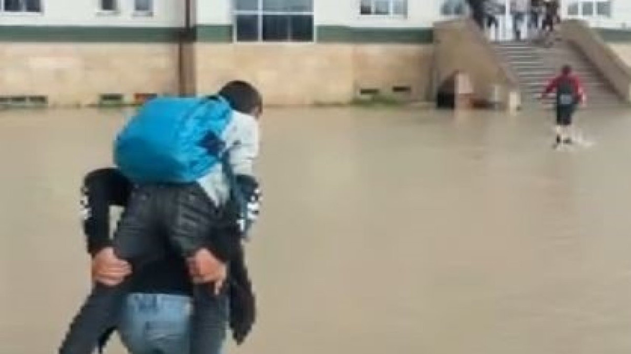 Okul bahçesi sular altında kaldı