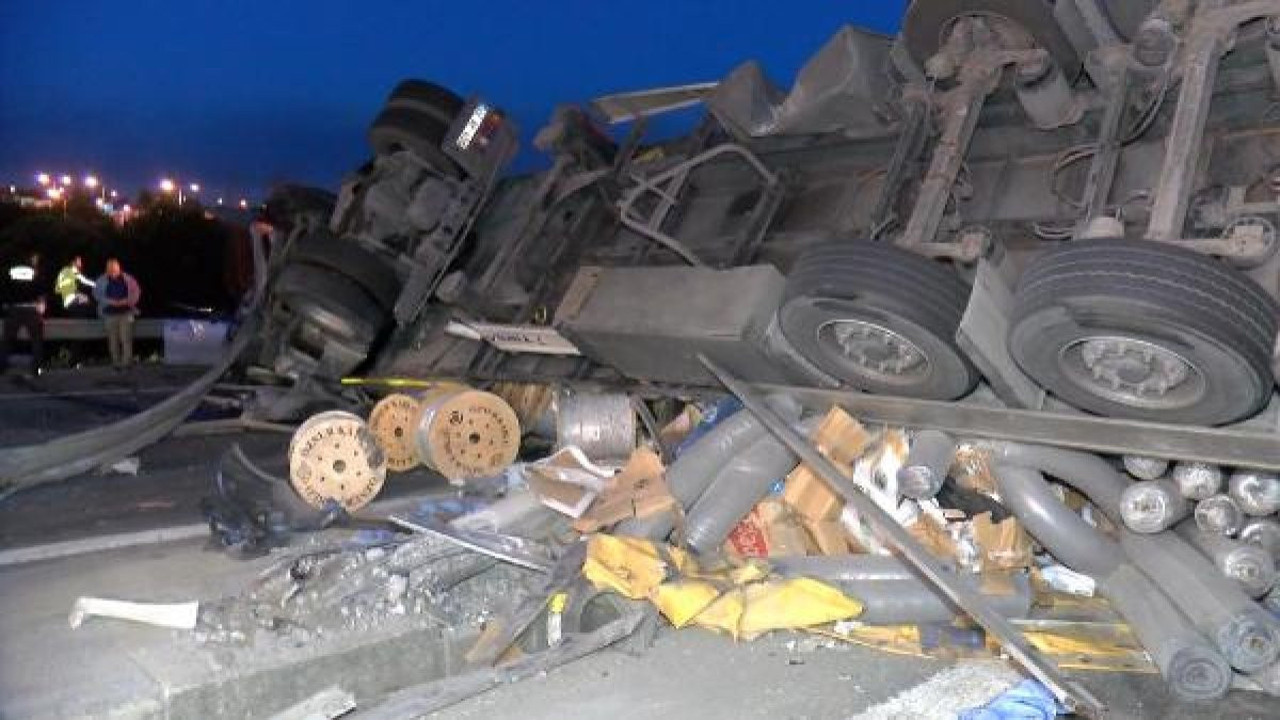 Yol ulaşıma kapandı. Kontrolden çıkan tır, otomobilin üzerine devrildi ölü ve yaralılar var