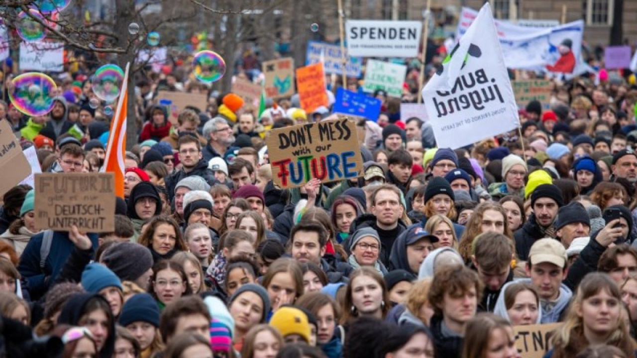 İklim aktivistleri jiplerin lastiklerinin havasını indirdi