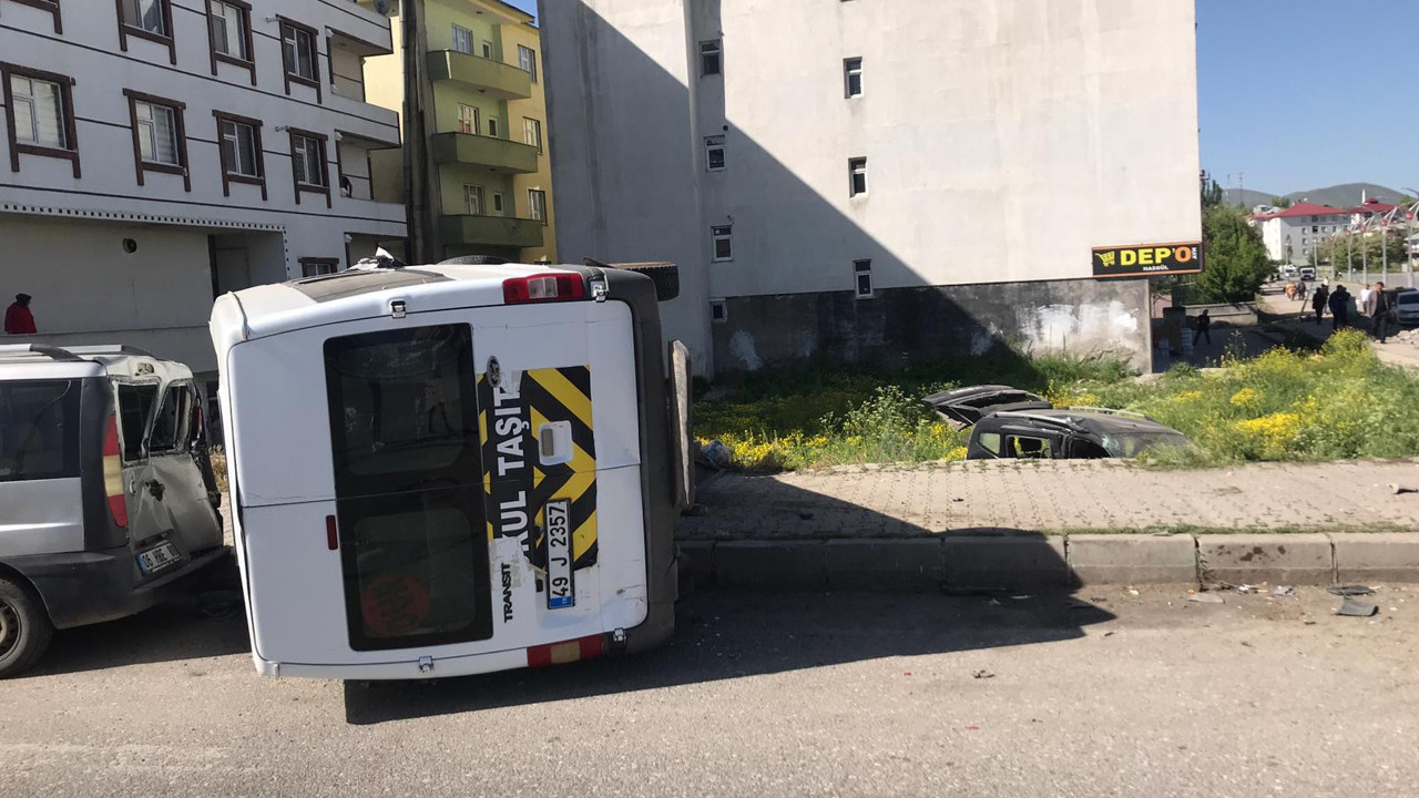 Öğrenci servisi kaza yaptı. Yaralılar var