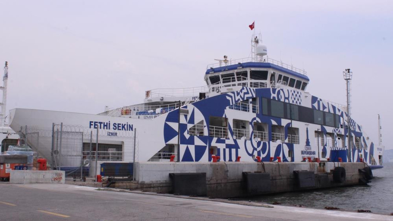 İzmir'de arabalı vapur karaya oturdu