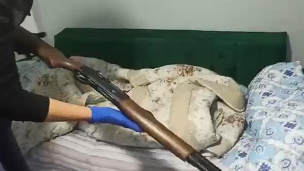 Kanepe ve beşikten silah çıktı