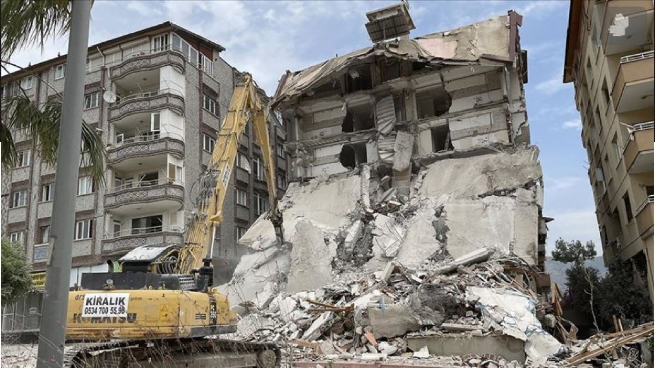 Hatay'da ağır hasarlı binaların yıkımı sürdü (09 Haziran 2023)