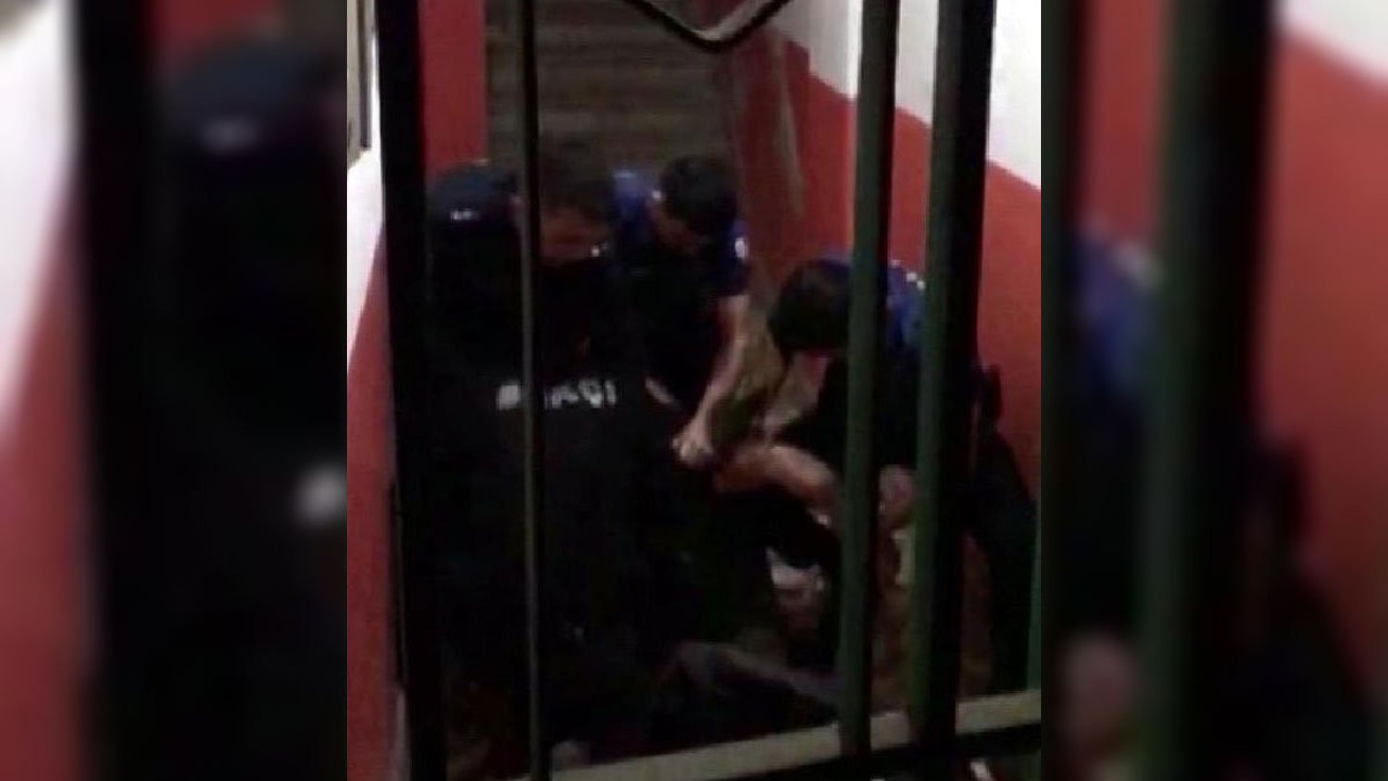 Elinde satırla sokakta bağırarak yürüdü; havaya ateş açılarak yakalandı