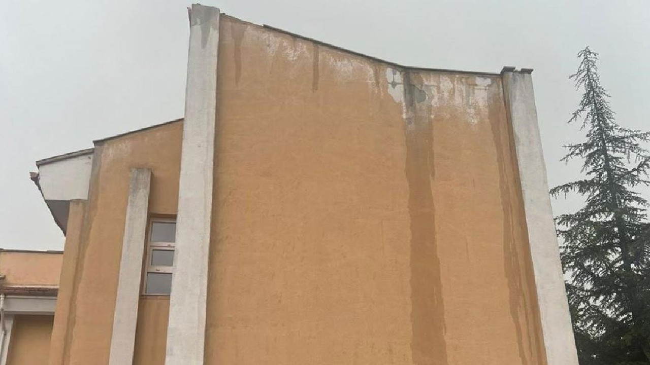 Hastane çatısına düşen yıldırım paniğe neden oldu