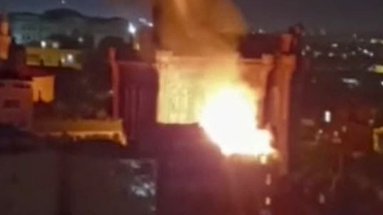 Fatih’te bina yandı