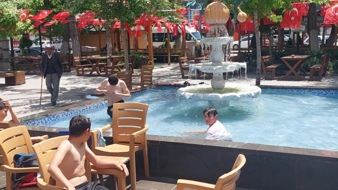 Havalardan bunalan çocuklar süs havuzuna girdi