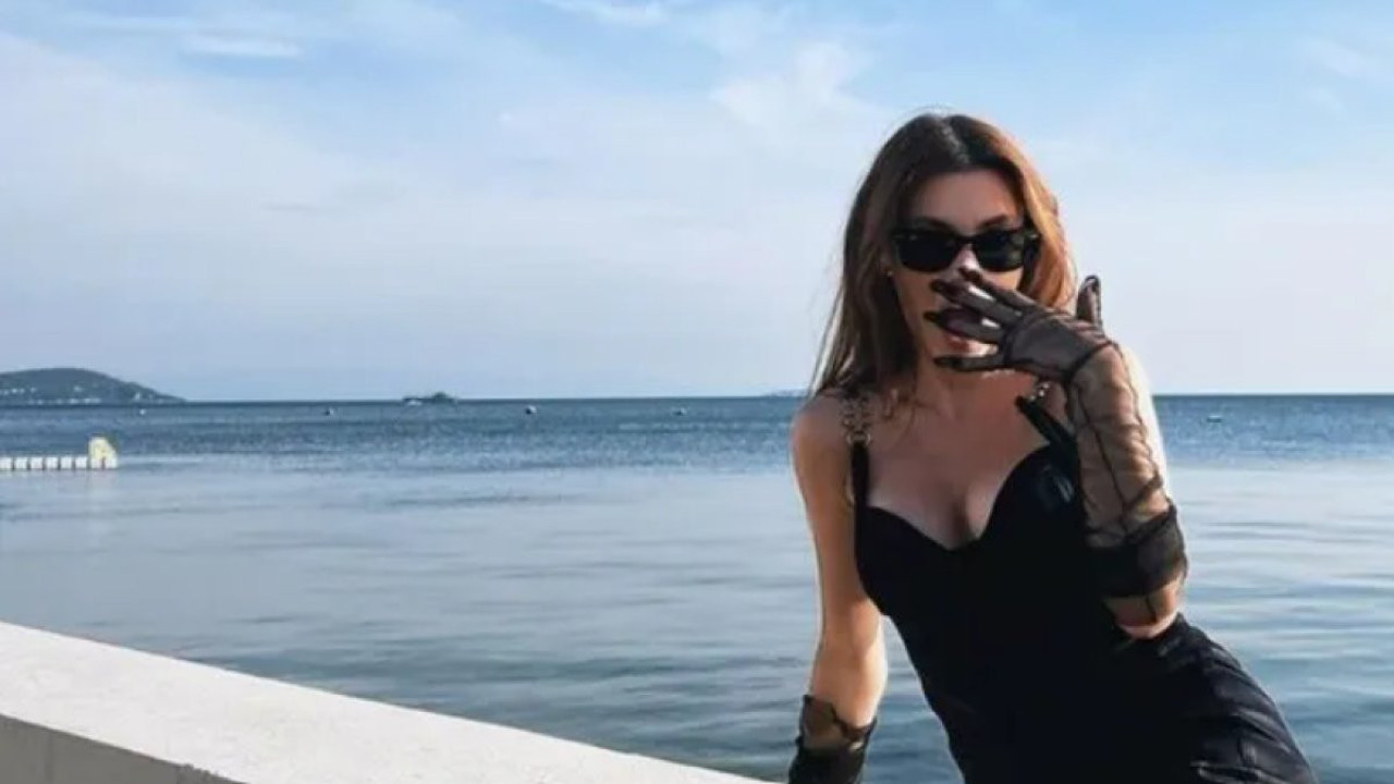 Oyuncu Yüşra Geyik'in dekolte pozları nefes kesti