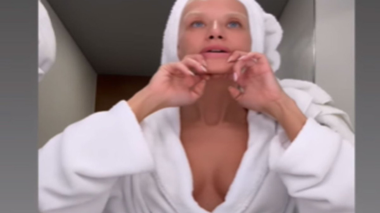 Didem Soydan'dan dekolteli bakım videosu