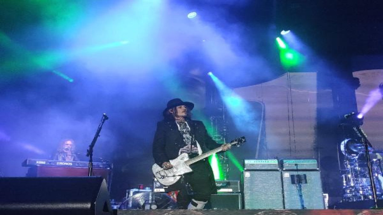 Johnny Depp İstanbul'da hayranlarıyla buluştu