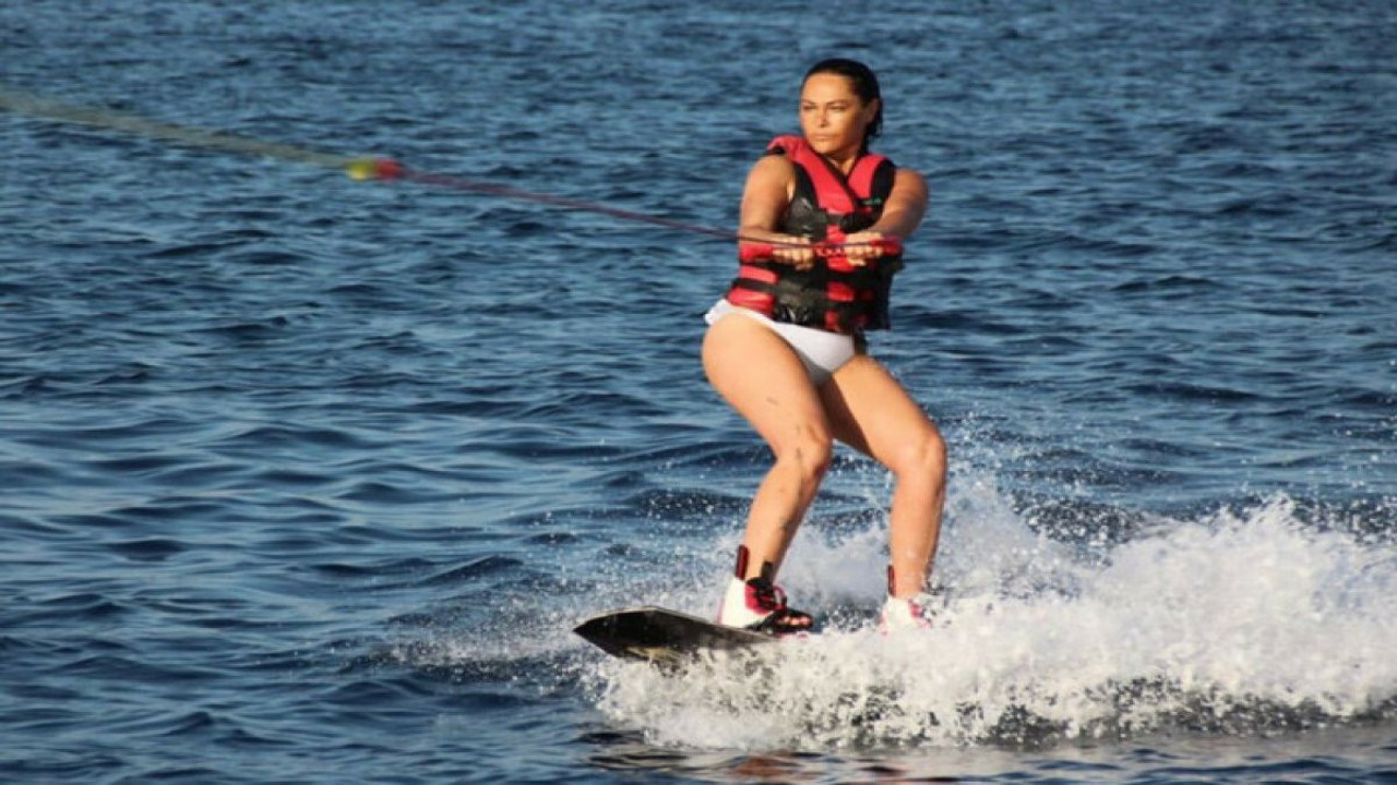 Hülya Avşar beyaz bikinisi ile sörf şov yaptı