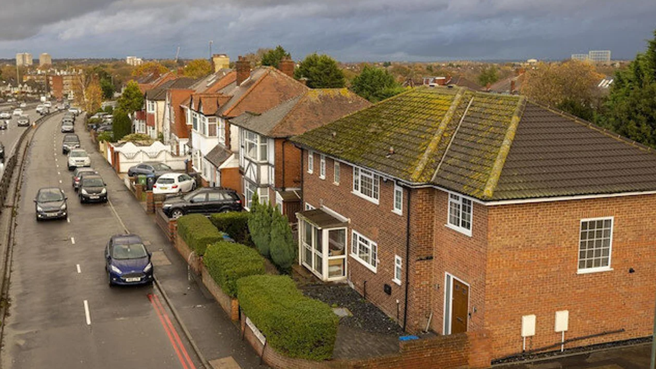 Kiralık ev ilanıyla genç kadınları hedef alıyorlar. İngiliz medyasından mide bulandıran ifşa