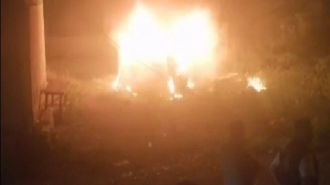 Park halindeki minibüs alev alev yandı (12 Haziran 2023)