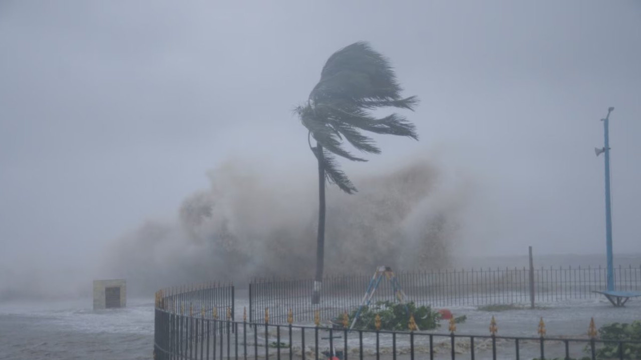 Hindistan büyük fırtınaya hazırlanıyor