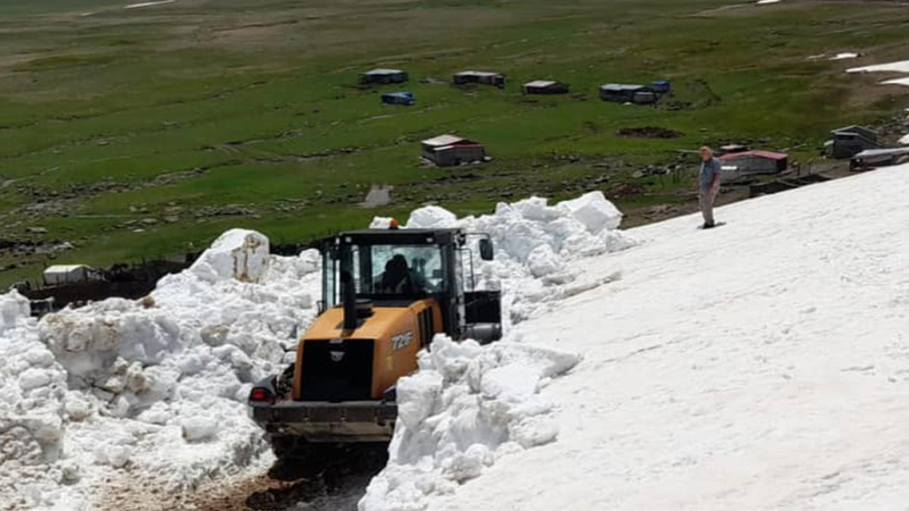 Haziranda karla kaplı yaylalarda karla mücadele sürüyor