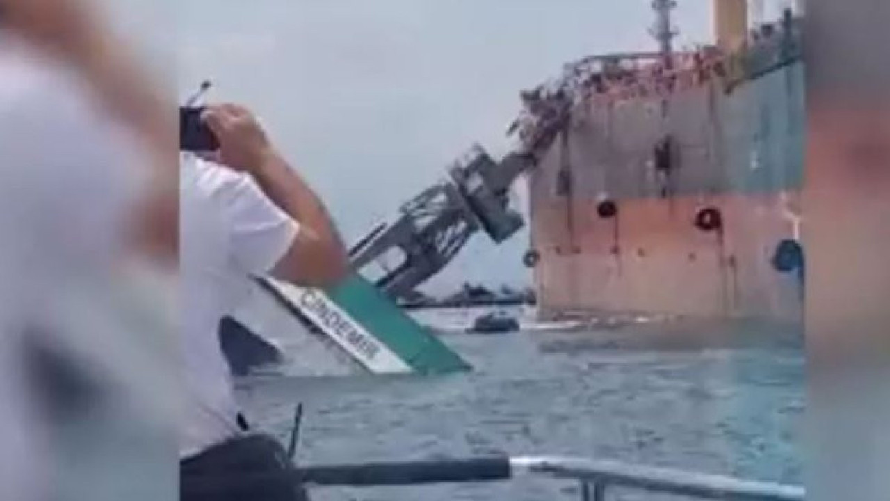 Tuzla'da korku dolu anlar: Tersanede havuz çöktü vinç geminin üzerine devrildi