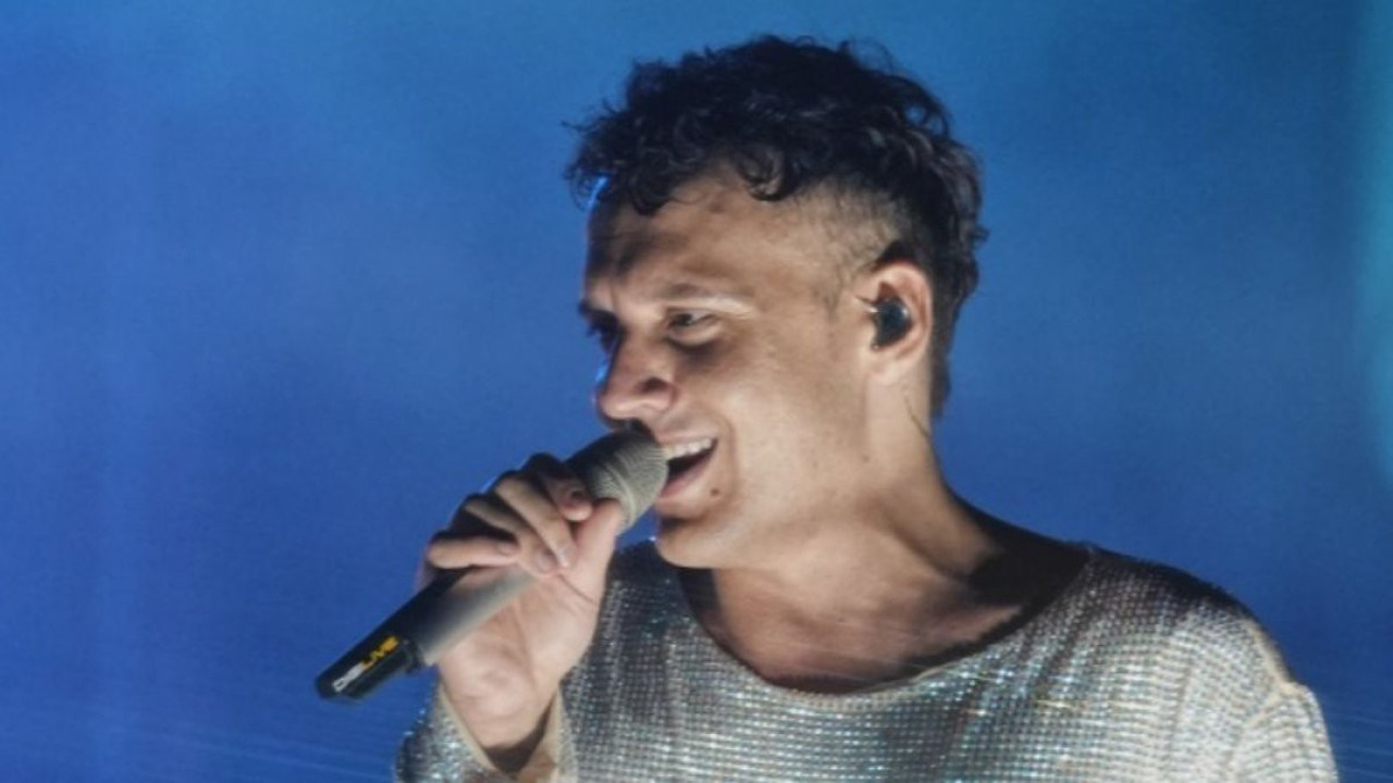 Edis’in sahne kostümü olay oldu