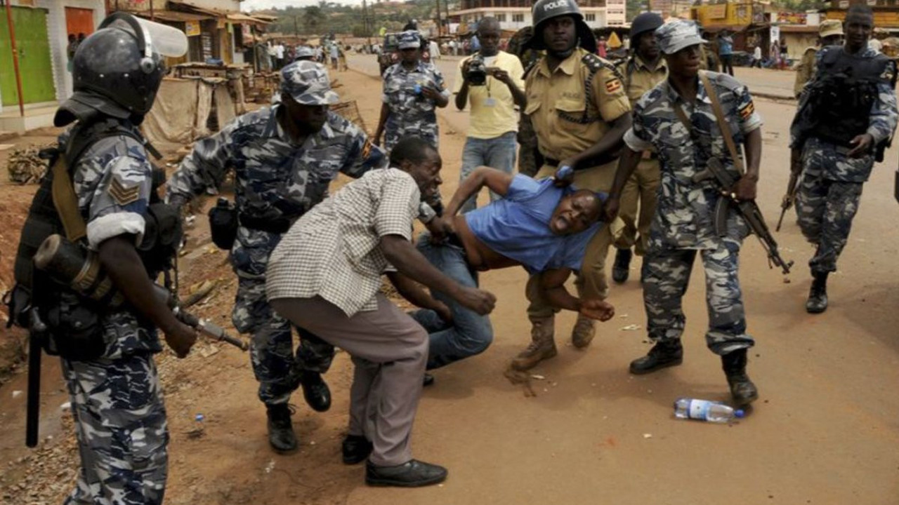 13 polis Müslümanlara işkence yaptıkları gerekçesiyle açığa alındı