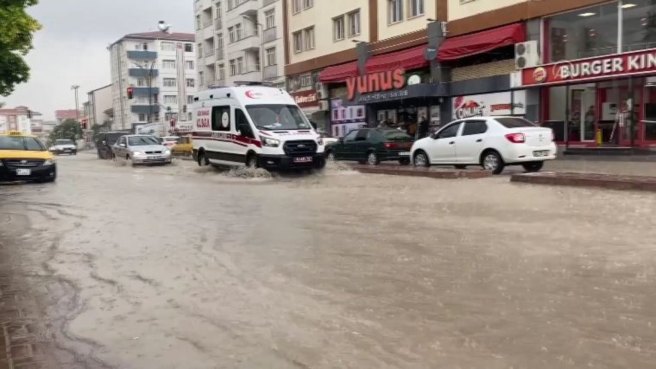 Kırşehir'de sağanak vurdu: Yollar göle döndü, araziler zarar gördü