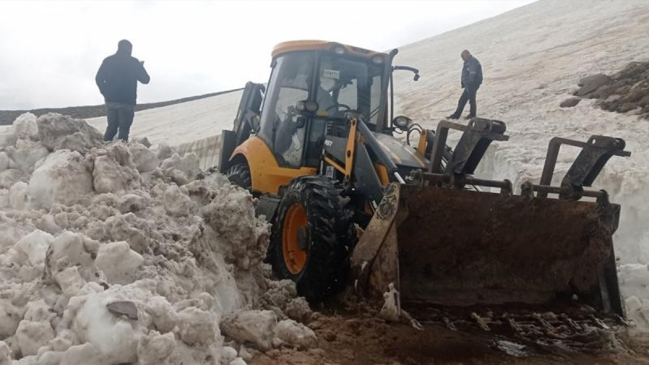 Yaz ayında 3 metrelik karla mücadele ediyorlar