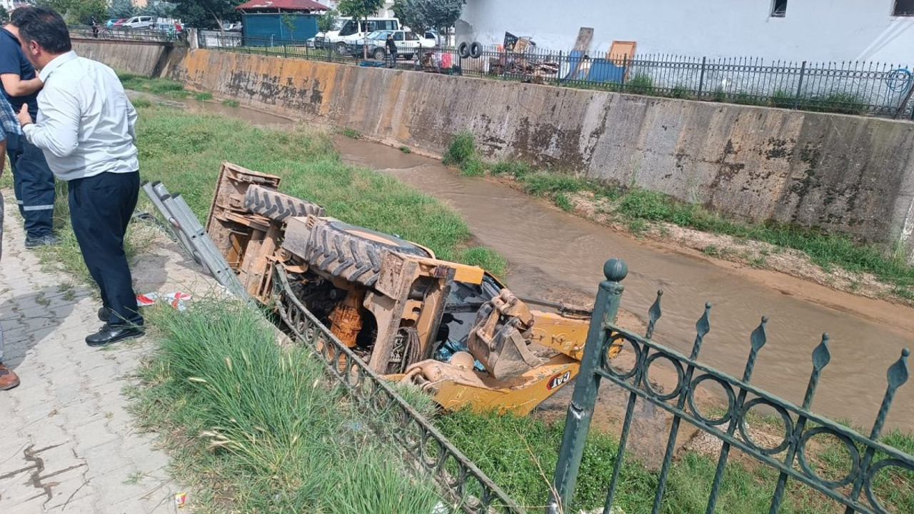 İş makinesi dere yatağına devrildi: 3 işçi yaralı