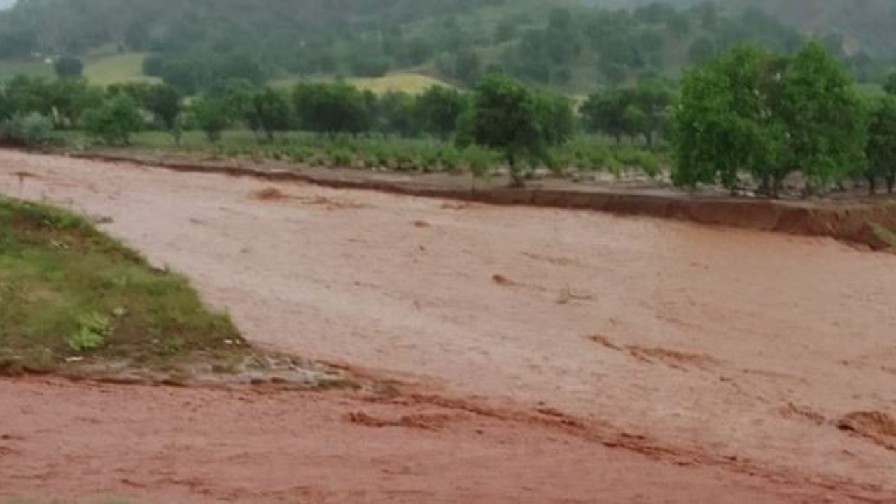 İkinci kez selin vurduğu köyde dereler taştı yol çöktü