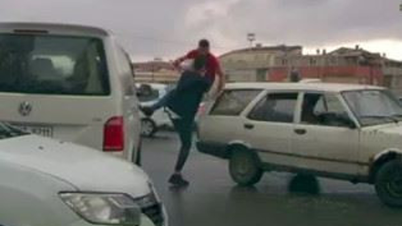 Caddede yumruk yağmuru