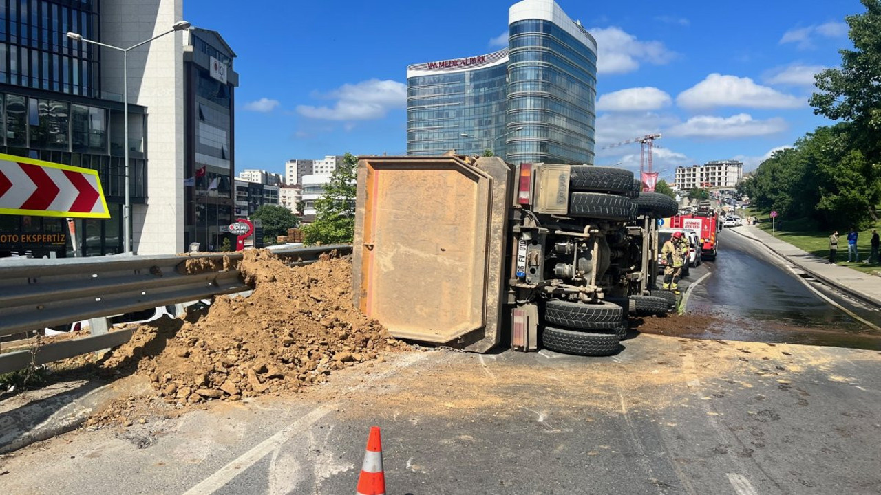 Pendik’te hafriyat kamyonu devrildi